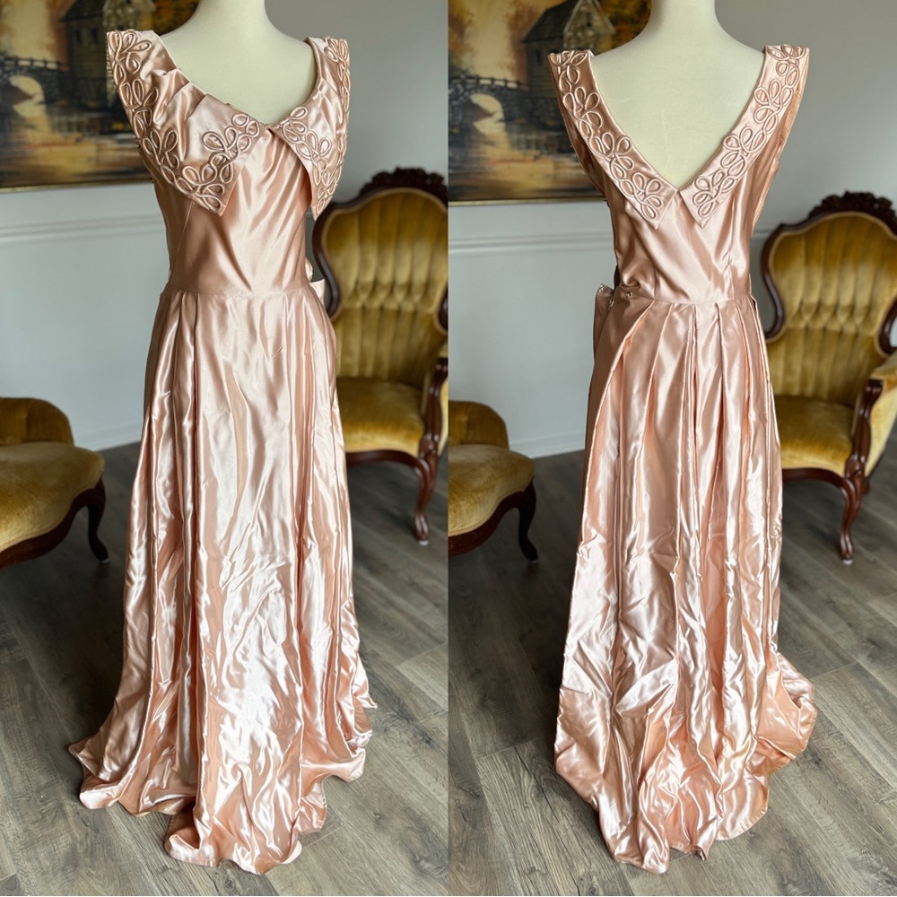 ☾ 1940s / 1950s pale peach satin evening gown with fingerless opera gloves